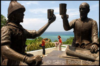 Monumento llamado Sanduguan o ritual de la sangre donde se escenifica un brindis con sangre entre el conquistador español Miguel López de Legazpi y el filipino Sikatuna oficializando el primer acuerdo de paz. Bool. Bohol.