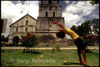 Niño saltando. Iglesia de Baclayon (1595). Bohol. Las Visayas. 