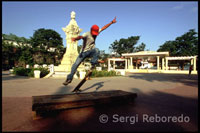 Practicando Skateboard a la Plaça Burgos. Ilocos. Vigan. 
