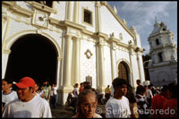 Feligreses en la salida de misa. Catedral de San Paul. Vigan. Ilocos.