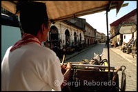 Paseo en kalesa por el casco antiguo de la ciudad. Crisologo Street. Ilocos. Vigan.