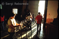 Poniendo velas en la Catedral de San Paul. La catedral más grande de Vigan. Ilocos.