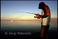 Pescando en Manila Bay. Roxas Boulevard. Manila. 