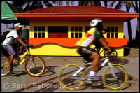 Los domingos por la mañana gran cantidad de ciclistas pasean por las calles de la ciudad. Bar junto al mar. Roxas Boulevard. Manila.