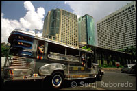 Transporte, los jeepneys salidos de la segunda guerra mundial circulan por las calles de Malate. Manila. 