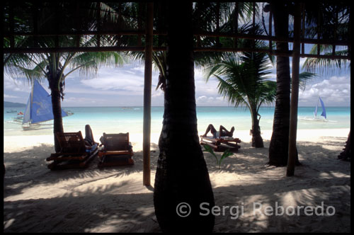 Fridays Resort Boracay es un Departamento de Turismo de la libre AAA acreditadas figuran 34-sala (que pronto serán 40-sala una vez que el nuevo 6 habitaciones se completaría) resort con piscina de agua dulce, un bar frente al mar, y 120-restaurante con capacidad para asiento en cuestión por muchos como los mejores de la isla. Hotel Isla Boracay-Sur (antes Lorenzo Sur) en el extremo sur de la playa de arena blanca es la única Boracay complejo donde todas las habitaciones tienen vista al mar. Su primera línea de playa - una de las mejores zonas de buceo en la isla - no es más que unos pasos de la parte delantera door.The Club Ten Beach Resort, un impresionante apartamento de estilo contemporáneo tel alojamiento dispone de 20 suites. Desde un refugio íntimo para luna de miel a un refugio amplio, abierto a un gran grupo de turistas. Boracay Mandarin Island Hotel, esta joya de un hotel en Boracay no podría ser llamado otra cosa. Perfectamente situado en el paraíso de playas de arena de la playa de Boracay, rodeado de frondosos árboles de coco, no se podría desear un más idealista establecimiento para sus vacaciones en Boracay. 