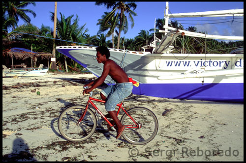 Boracay, ha encantado a los vacacionistas, con su arena blanca, aguas azules y cristalinas y deliberadamente relajado ritmo. Situado en la punta de viento norte de la provincia de Panay, Boracay es de unas tres horas de distancia de Manila. Francés, alemán, español e Inglés se puede oír que se habla en la isla. Los amantes del sol de todo el mundo visitan Boracay anual, y algunos incluso han hecho su segundo hogar. La tarifa culinaria es igual de emocionante que ofrece una amplia gama de Tailandia y de Austria a Bélgica y Filipinas. Numerosas instalaciones deportivas de agua, incluyendo las tiendas de buceo están disponibles, así como una rociada de bares y discotecas. La mayoría de los visitantes, sin embargo, prefieren sentarse y disfrutar del sol. Boracay Island, Filipinas muy conocido como un paraíso de la isla. 