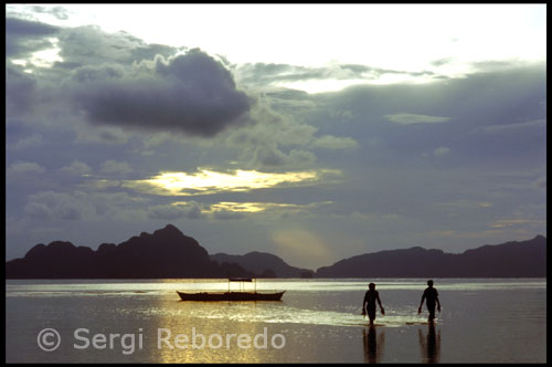 Palawan, en la frontera del medio ambiente del país pasado, ha sido bendecida con 1780 islas e islotes que en su mayoría tienen costas irregulares que alberga excelentes. Bosques densos que cubren estas montañas steepIy pendiente adecuada para asegurar las cuencas hidrográficas de ríos y arroyos. Palawan está rodeado por una plataforma de coral que abunda la vida marina variada y colorida, por lo tanto, la provincia de la isla ha sido declarada santuario de la naturaleza. La provincia cuenta con extraordinarios paisajes espectaculares como El Nido, St. Paul Underground River, Tabon Cuevas y Honda, Islas de la Bahía. La historia de Palawan se remontan hace 22.000 años como lo confirma el descubrimiento de fósiles del hombre Tabon cueva en Quezon, Palawan. AIthough el origen de los habitantes de la cueva no está aún establecida, los antropólogos creen que estos procedían de Borneo, viajando a través del puente de tierra que Palawan relacionados con Borneo. La similitud de la flora y la fauna de Palawan con la de Borneo fomentar esta creencia. 