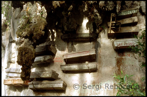 Sagada es uno de los diez municipios de La Montaña en la región de la Cordillera del norte de Filipinas. Tiene una población de unos 10.000 dividido en sus 19 aldeas. La agricultura es la principal fuente de ingresos en Sagada. Coles, zanahorias y las papas son cultivos comunes, mientras que el arroz se siembra para el consumo familiar. Sagada también se gana mucho de su industria turística. Es conocida por su agradable clima, paisajes de pino, terrenos rocosos, cascadas, cuevas de siglos de entierro viejo, terrazas de arroz, el tejido local y colgar ataúdes. Los locales de Sagada están llamados igorrotes. El dialecto que se habla es kankana-ey aunque curiosamente, la mayoría de los locales se expresan mejor en Inglés que en Filipinas, el idioma nacional. Además, a diferencia de la mayoría de los pueblos de Filipinas, Sagada población es predominantemente anglicana.