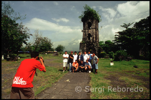 Quinientos cincuenta y tres (553) kilómetros de Manila, la capital de Filipinas, se eleva un volcán de cono casi perfecto y una de las siete maravillas del mundo, el famoso Volcán Mayon. Su cumbre medidas de 2.421 metros sobre el nivel del mar (msnm), mientras que su base circular tiene un radio de unos 48 kilómetros. Volcán Mayon está rodeada por cinco (5) municipios y tres (3) ciudades con una superficie total de 5,775.70 hectáreas. Su forma simétrica en cualquier dirección horizontal de este volcán hizo una verdadera maravilla escénica. Mt. Mayon es el volcán más activo en las Filipinas, los registros indican que un total de 47 erupciones periódicas ocurrido durante los últimos 323 años. La primera erupción volcánica ocurrió en febrero de 1814, que ha causado destrucción y la Cagsawa peor traer en una ruina completa de la ciudad y se sumergen en barro, rocas y cenizas. Otra erupción destructiva que tuvo lugar en 1897 y la última tuvo lugar en junio de 2001. Pero a pesar de las amenazas que enfrentan los cría albayanos, Monte. Mayon sigue siendo querido y admirado considerándolo como su fuente de fuerza y persistencia.