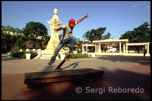 Inscripción de Vigan como WHS fue rechazada anteriormente, en 1989, debido a que no se podía comparar con las ciudades coloniales españolas como Cartagena (Colombia) y Trinidad (Cuba). No he estado en estos dos lugares, pero he visto muchas otras ciudades coloniales de América Latina. Como esas, Vigan tiene el plan de tablero de ajedrez de la calle, la plaza central (aunque dos de ellos) y las calles empedradas (bueno, uno de la calle). Aunque no es espectacular en la escala española-colonial de las cosas, Vigan es un oasis muy notable en las Filipinas. En general, no muchos edificios históricos están a la izquierda, después de siglos de los terremotos, los incendios y la Segunda Guerra Mundial (esta última había sido muy dura en las Filipinas). Aquí, en Vigan han decidido a salvar lo que queda. Los edificios históricos están en diversos estados de (des) la reparación, pero su conjunto tiene una gran atmósfera (Agregado por el sellado de una calle de descuento para vehículos motorizados). Tal como lo indica el informe de ICOMOS, Vigan en realidad debería ser comparado con otras ciudades comerciales de Asia coloniales como de Hoi An, Malaca y (los más pintados de colores brillantes) de Macao. Una de las alegrías de Vigan es su antiguas villas (en su mayoría datan del siglo 19), que están abiertos a los visitantes. Incluso puede permanecer en uno (Villa Angela), lo que hice y sólo puede recomendar. Uno realmente se siente como la dama o el señor de la casa allí, sentado, comiendo y durmiendo en los muebles que normalmente no se les permite tocar en un museo.