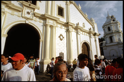 Nuestros ojos se abrieron al ver a antiguos iconos religiosos y muebles, junto con la reproducción de sus tipos y piezas antiguas igualmente interesante vendidos en las muchas tiendas que las dos partes la línea de la calle Crisólogo y su periferia. Parte de nuestra experiencia emocionante es regatear por un precio menor que lo que el distribuidor tiene inicialmente establecido. Para tener en nuestra casa, tanto decorativos arpa, un plantsa de edad (de hierro), un par de baul con la madre de incrustaciones de perlas y de pasalubong a nuestros amigos, tanto algunos artículos de recuerdo, como el abanico, tabacos, inabel Ilocano, un colorido sin embargo, de tela recia tejidas en Ilocos, y en La Unión. También estamos haciendo un acuerdo para tener una comoda mesa de edad y el altar entregado a nuestra casa. Después de unos cuantos paseos aquí y allá, hemos decidido tomar una calesa para una visita guiada de la ciudad patrimonio.