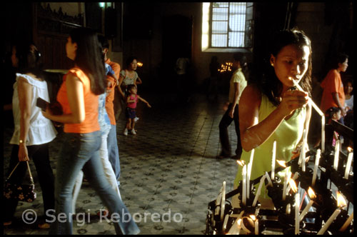 Después de soportar un sólido ocho horas en coche de Manila, por fin hemos llegado a Vigan y aparcado nuestro vehículo a lo largo de la Plaza Salcedo. Obligados por el capitolio provincial, el Ayuntamiento, la Arzopizpado, y la catedral, la plaza era el centro del poder secular y eclesiástico, durante el período colonial. Es la misma plaza donde Ilocano heroína María Josefa Gabriela Silang y Cariño fue ahorcado en 1763. El lugar de ejecución está marcado por un obelisco blanco. Plaza Salcedo es el nombre del conquistador español Juan de Salcedo, que llegó en Vigan y estableció Villa Fernandina de Bigan en 1572. Salcedo también construyó la primera capilla que luego se convertirá en una catedral que eleva Vigan de una villa a una ciudad. Era el año 1758 cuando la sede de la antigua diócesis de Nueva Segovia fue trasladado de Lallo, Valle de Cagayan de Vigan en virtud de un Real Decreto español elevar el estatus de Vigan en una ciudad llamada Ciudad Fernandina de Bigan. Esto introdujo Vigan como el centro de la influencia eclesiástica en el norte.