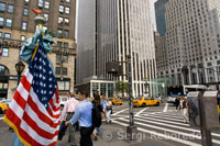 Una estatua humana vestida de Estatua de la Libertad espera turistas con los que fotografiarse en la salida de Central Park que da a la plaza Grand Army Plaza. Entre las calles 58 y 60, y junto al hotel Plaza, se encuentra esta plaza de estilo europeo construida en 1916 en memoria al ejercito de la Union en la Guerra Civil. Grand Army Plaza está dividida por la calle 59 en dos semicircunferencias y se inspiró en La Concorde de París. En la parte sur se encuentra la Pulitzer Fountain, una fuente de estilo italiano construida en 1916 por Karl Bitter en honor al periodista Albert Pulitzer. La fuente está coronada por la escultura de bronce que representa a Pomona, la Diosa de la abundancia. La plaza del norte está presidida por la estatua ecuestre dorada del general William Tecumseh Sherman, realizada en 1903 por el escultor Augustus Saint-Gaudens.