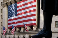 Edifico de la bolsa neoyorquina. New York Stock Exchange. 11 Wall St. (está cerrado al público por motivos de seguridad). El edificio de la bolsa, o llamado también simplemente Wall Street, se ha convertido en el símbolo mundial del capitalismo. Una bandera de grandes dimensiones ondea sobre la parte del edificio que da a la calle Broad St, bajo la cual desfilan los brokers trajeados de un lado a otro de la calle. El edificio es por sí todo un espectáculo el edificio está situado en la esquina de 5th Street con Broadway en el sur de Manhattan. Fue construido y diseñado con un estilo clásico y elegante, algunos críticos incluso afirman su aire griego e imperial pues 6 grandes y anchas columnas aparentan la fuerza y el poder de todo lo que allí se decide. Toda la zona del Wall Street actúa como corazón financiero de la ciudad y en toda el área hay mucha arquitectura clásica y rascacielos rodeados finalmente por el mar, que le confiere la particularidad del skyline neoyorquino.