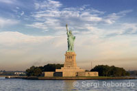 La Estatua de la Libertad se encuentra en una pequeña isla en el medio del puerto de la Ciudad de Nueva York. Diseñada por el escultor Frederick Auguste Bertholdi, fue un regalo de amistad internacional del pueblo de Francia, en conmemoración del centenario de la independencia de Estados Unidos en 1876. El monumento tiene 151-pies (46-metros) de altura y está erigido en un pedestal de granito sobre las paredes de un empalme con forma de estrella. Recién fue completada y dedicada el 28 de Octubre de 1886. El 15 de Octubre de 1924 se la designó Monumento Nacional.