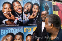 Carteles anunciando la serie Brothers de la FOX y House en el barrio de Lower East Side. Este barrio de Manhattan se ubica a orillas del Río East desde el puente Manhattan hasta la calle 14. Al oeste su límite es la calle Broadway. Es comúnmente llamado “Loisaida”, una mal pronunciación de origen latino de las tres palabras que componen el nombre. Partes del “Lower East Side” tienen otros nombres, East Village se ubica en el lado noroeste del “Lower East Side” limitando con el barrio Greenwich Village; recibió este nombre por parte de los constructores en los años 1980s tratando de diferenciarlo y librarlo de la reputación del “Lower East Side”. Como resultado ahora se distingue el Lower East Side del East Village y se utiliza el término Lower East Side para referirse únicamente a la porción del barrio que está al sur de la calle Houston. La estación Lower East Side-Segunda Avenida o conocida en inglés como Lower East Side–Second Avenue es una estación de la línea de la Sexta Avenida del metro de la ciudad de Nueva York, localizada en la intersección de la Segunda Avenida y la Calle Houston en Lower East Side barrio de Manhattan.