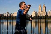 Parque de Central Park. Jacqueline Kennedy Onassis Reservoir.  Podemos empezar nuestro recorrido por Central desde la entrada Este de la 97 cerca del metro 96th Street <M>4-5-6, o bien empezar desde la entrada Norte en la 110th Street e ir bajando. Jacqueline Kennedy es la reserva más importante de agua de Central Park con 43Ha. Al Noroeste del lago hay varios campos de baseball, uno de los deportes estrella del país. Un camino rodea al lago, y son tantas las personas que hacen footing aquí, que se ha establecido correr en una única dirección, concretamente en sentido de las agujas del reloj. 