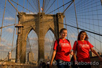 El Puente de Brooklyn es uno de los puentes en suspensión más antiguos de Estados Unidos. Tiene una longitud de 1.825m y conecta los barrios neoyorquinos de Manhattan y Brooklyn. La construcción del puente se inició en 1870 y se abrió al público el 24 de Mayo de 1883, usándolo ese día 1.800 vehículos. Actualmente pasan por él una media de 145.000 cada día. El Puente de Brooklyn ha aparecido en numerosas escenas de películas, como Superman: el Retorno, Deep Impact, Los 4 Fantásticos, Gangs of New York, etc. En 1883, un creativo ingeniero de nombre John Roebling se inspiró en la idea de construir un espectacular puente que conectase Nueva York con Long Island. Sin embargo, los expertos en construcción de puentes de todo el mundo pensaron que aquello era imposible y le dijeron a Roebling que se olvidara de la idea. Simplemente no podía hacerse; no era práctico. Nunca se había hecho anteriormente El Puente de Brooklyn (conocido inicialmente como Puente de Nueva York y Brooklyn) une los barrios de Manhattan y Brooklyn en la ciudad de Nueva York. En el momento de su inauguración era el puente colgante más grande del mundo (mide 1825 metros de largo, y la luz entre pilas es de 486.3 metros, record de luz. También fue el primero suspendido mediante cables de acero. Desde entonces, se ha convertido en uno de los símbolos más reconocibles de Nueva York.