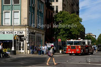 Un camión de bomberos pasa por delante del The Noho Star, uno de los restaurantes del East Village. El barrio de East Village no existió como tal hasta los años 60 y comprende desde la calle Houston a la 14 por abajo y arriba respectivamente,  la calle Bowery y de la Tercera Avenida a la Avenida D perpendicularmente. Dentro de estas calles está el vecindario conocido como Alphabet City. Este barrio es mucho más bohemio con artistas, músicos y ente de la cultura. Los edificios son más bajos, hay muchímos pequeños comercios, restaurantes, bares y el campus de la Universidad de Nueva York. 