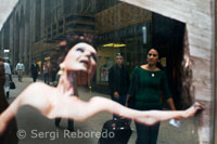 Publicidad de una ópera en las calles de Lower Midtown.  Nos encontramos en la parte central de la isla, allí donde podemos deleitarnos con algunos de los rascacielos más representativos de Manhattan (Roquefeller, Empire State Building o Chrisler Building) así como imponentes edificios de apartamentos y concurridas zonas comerciales y de oficinas. Se trata de un área amplia que cubre varios barrios y que vamos a dividir en la parte este y la parte oeste. Centrados en el ‘East Side’ lo ubicaremos entre las calles 34 y 50, de la sexta avenida hasta el East River.