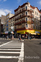 Chinatown: Como otros barrios llamados Chinatown en los Estados Unidos, el vecindario Chinatown de Manhattan es un enclave étnico con una gran población de inmigrantes chinos. familiares, alianzas políticas (Kuomintang vs. Partido Comunista de China) y, más secretamente aún, sindicatos del crimen. Estas asociaciones se iniciaron para protegerse del racismo. Cada una de ellas estaba ligada con una pandilla. De la misma manera, cada asociación era una fuente de asistencia a los nuevos inmigrantes, proporcionándoles préstamos y ayudándoles a iniciar negocios. Las asociaciones (coloquialmente llamadas Tongs) formaron un ente de gobierno llamado Chinese Consolidated Benevolent Association. Gracias a él, las relaciones entre los Tongs se volvieron más fluidas, pudiendo superar la gran rivalidad que había entre algunas de ellas, especialmente entre On Leong y Hip Sing. Muchos de los episodios de lucha entre las pandillas chinas se llevaron a cabo en la calle Doyer. Las pandillas como los Ghost Shadows y los Flying Dragons prevalecieron incluso hasta los años 1980s. El único parque en Chinatown es el parque Columbus, que fue construido en lo que fue el centro del famoso vecindario Five Points. Durante el Siglo XIX esta zona fue la más peligrosa de Nueva York. La mayoría de los trabajos de Chinatown son propios de clase baja, los sueldos son inferiores al mínimo legal y las transacciones se hacen en efectivo para evitar el pago de impuestos. Este tipo de economía da trabajo a muchos inmigrantes que, por problemas de idioma, no pueden acceder a mejores puestos. Este sistema atrajo a la industria de la moda a instalar sus fábricas en el área de Chinatown. También hay una actividad importante en el sector del turismo y de los restaurantes.