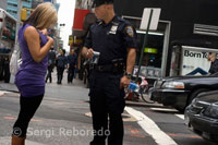 Un policia habla con una ciudadana en Upper Midtown cerca de la Quinta Avenida. Si algo destaca de la Quinta en el pensamiento colectivo son sus conocidas tiendas. Pasear delante de los escaparates de firmas como Prada, Salvatore Ferragamo o Gucci puede resultar interesante. Mención especial merece el reciente flagship store de Louis Vuitton en 57th St., un enorme espacio de varias plantas cuya cubierta fue diseñada por el japonés Jun Aoki y que destaca con su minimalista belleza. Los amantes del baloncesto tienen una cita inexcusable en el NBA Store, donde comprar todo tipo de artículos relacionados con este deporte o curiosear entre los objetos originales de las estrellas de “la mejor liga del mundo”.  En Fifth Av. hay tiempo para mirar y comprar. Si su bolsillo no acepta las mayores exigencias siempre podrá optar por opciones más económicas. Como las de Banana Republic, Zara, Armani Exchange o Abercrombie & Fitch, que inauguró esta tienda en 2006. Los más pequeños disfrutarán en Disney Store y sobre todo en FAO Schwarz, la famosa juguetería donde Tom Hanks tocaba el piano con los pies en la película Big. Al lado de ésta se encuentra el subterráneo nuevo Apple Store de Manhattan, al que se accede por un gran cubo de cristal. 