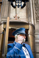 Recepcionista del Edificio Dakota. 1 West 72nd Street. Se trata de un bloque de apartamentos construido en 1884 por la misma firma de arquitectos que diseñaron el Hotel Plaza, es decir, Henry Janeway Hardenbergh. Aquí vivió John Lenon y fue asesinado en la entrada del edificio en 1980, además su esposa Yoko Ono todavía es moradora de la finca. El edificio también ha sido escenario de algunas películas como “La Semilla del Diablo”. Hoy en día es uno de los enclaves más codiciados de la ciudad. 