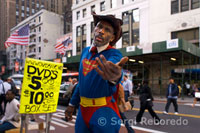 Un hombre vestido de Superman intenta fotografiarse con los turistas en Chelsea para sacar algo de dinero. Este es un barrio de transición entre las estresantes calles del centro de Manhattan y la tranquilidad del Greenwich. En 1750 el capitán Thomas Clark compró el terreno que comprende lo que hoy ocupa las calles 14 a la 25 y de la 8ª Avenida hasta el río Hudson poniéndole el nombre de Chelsea. A mediados del siglo XIX y tras la instalación de una línea férrea a lo largo de la 11ª Avenida, la población obrera fue instalándose en esta zona de Manhattan. Durante esta época fue el centro teatral anterior a Broadway.