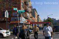 Harlem era una zona conocida por los indígenas como Muscoota (llanura) y que utilizaron como campo de cultivo gracias a sus fértiles tierras. En 1658, el gobernador holandés Peter Stuyvesant, aprovechando la riqueza del terreno, fundó aquí una aldea con el nombre de Nieuw Haarlem, en honor a la ciudad holandesa Haarlem. Con la conquista de la isla por los ingleses, las familias de la alta sociedad establecieron en Harlem sus haciendas y construyeron sus casas de campo. comienzos del siglo XX, el agente inmobiliario afroamericano Philip Payton arrendó gran cantidad de inmuebles devaluados, realquilándoselos a miembros de su misma comunidad negra que habían sido desalojados de otras partes de la ciudad. En 1920, a medida que la comunidad blanca abandonaba el barrio, surgía el famoso renacimiento de Harlem ("Harlem Renaissance") con la llegada de artistas, músicos e intelectuales negros venidos de todo el país. La alta sociedad afroamericana se instaló en el sector conocido como Sugar Hill, al oeste de Harlem. La cultura afroamericana y sobre todo su música se puso de moda en toda la ciudad gracias a clubes como el Cotton Club o el Apollo Theatre en los que actuaban músicos de color para un público exclusivamente blanco. En los años 1960, el barrio fue radicalizándose apareciendo ideólogos revolucionarios como Malcom X que pretendía invertir el racismo hacia la raza blanca. Harlem fue degenerando hasta convertirse en el mítico barrio peligroso. A lo largo de todo Harlem y el vecino sur del Bronx, los apartamentos eran incendiados por los mismos propietarios para cobrar el seguro y desalojar a los inquilinos creándose un ambiente desolador.