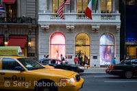 Escaparate de la tienda de Versace en la Quinta Avenida. Lujosas tiendas son sinónimo de la Quinta Avenida y sobretodo en este tramo desde la 48th Street hasta la 59th Street en Central Park. En 1917, Cartier compró la mansión del banquero Morton Plant a cambio de un collar de perlas, iniciando una moda a la que seguirían el resto de empresas comerciales como Tiffany, Versace, Luis Vuitton, y Armani, entre muchas otras. Es el enclave elegido de los hoteles de más prestigio como el Plaza o el Waldorf-Astoria. Además, algunas empresas prestigiosas también tienen su sede aquí como es el caso de IBM, General Electric o Apple. En 1862 Caroline Schermerhorn Astor construye su mansión en la confluencia de la calle 34. Posteriormente construye el Hotel Waldorf-Astoria, en el lugar donde hoy está el Empire State Building, iniciando así la tendencia comercial de esta calle. En la actualidad es una de las principales arterias de Manhattan, repleta de pisos de lujo y mansiones históricas, análogo siempre de opulencia y exclusividad. Las tiendas de moda y complementos más fashión del mundo están casi obligadas a tener un escaparate en este trozo de calle comprendido entre la 48th y la 59St. Tiffany, Versace, Cartier, Prada, Gucci, Dior, Louis Vuitton e incluso la española Zara, cuentan con una tienda en estos dominios. El precio del metro cuadrado es el segundo mayor del planeta, después de la calle Sloane de Londres. 