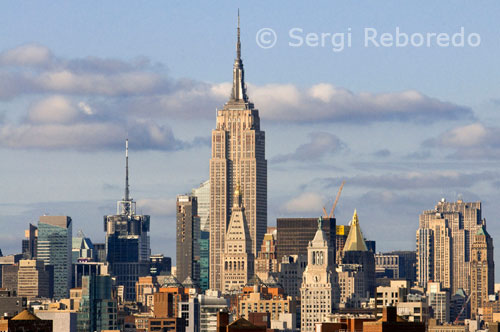 Empire State Building visto desde Queens. 350 Fifth Ave esquina 34th St. Es, sin duda, uno de los iconos más importantes de la ciudad de Nueva York, más cuando en 1933 King Kong saltaba a la gran pantalla luchando subido encima del edificio contra los aviones del ejército. Se acabó de construir en 1931 y fue el rascacielos más alto del mundo hasta 1972, año en el que se levantaron las Torres Gemelas. Después de los atentados del 11-S ha vuelto a ser el edificio más alto de la ciudad con sus 381 metros de altura (443m contando la antena) repartidos en 102 plantas, aunque a mucha distancia de la torre Burj Dubai en Emiratos Arabes, que con sus 818 metros ostenta desde el 2009 el récord de altura. El Empire  State  Building fue construido entre 1929 y 1931, en la Gran Depresión. Este singular edificio  de Nueva York cuenta con 102 plantas y un total de 381 metros de altura. Tiene 1860 escalones que suben hasta el piso 102, son muy populares por la maraton que hacen los newyorkinos; subir todas las escaleras del edificio, acción que puede tardar entre 30 minutos y dos horas. Está situado en la esquina de la 5th Avenue y la Calle 34 West, en la zona del Midtown. Superó al Edificio Chrysler y se convirtió en el símbolo de poder de los Estados Unidos. Este edificio, desde su origen ya fue protagonista de uno de los mayores films de Hollywood, "King Kong". Desde el atentado contra las Torres Gemelas en 2001, el edificio  ha vuelto a ser el más alto de Nueva York, pero en el 2008 se verá superado por la Torre de la Libertad.