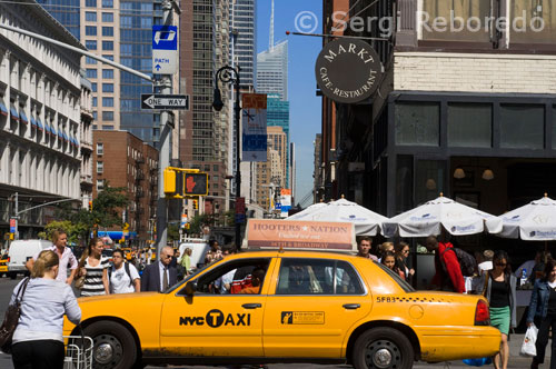 Chelsea es uno de los barrios residenciales más tranquilos de Manhattan, todavía quedan muchas casas de piedra del siglo XIX, y los galeristas han encontrado en este lugar el espacio vanguardista adecuado para exponer las obras de sus artistas. Gran parte de la comunidad gay con mayor poder adquisitivo también se ha trasladado a esta parte de la ciudad, por eso también se conoce a esta parte de la ciudad como “gayborhood”. El Garment comienza a partir de la 27 St, entre la octava y la sexta y se ha convertido en el lugar de compras por excelencia con Macy’s a la cabeza.  Taxi  Hay muchísimos taxis en Nueva York. Pero cuesta encontrar uno cuando esta lloviendo o en horas punta (entre las 5 y las 7 de la tarde). Nada más montarte son $2.50, y diríamos que alrededor del dólar por cada kilómetro. Total, que el típico desplazamiento os puede salir por $9 fácilmente. Acordaros de darle propina al taxista o si no se pondrá furioso. Lo normal es que le redondeéis al dólar siguiente, y si tenéis la mala suerte que el total a pagar acaba entre 75 y 99 centavos, tendréis que darle otro dólar de propina. De todas formas visita esta web para información más puntual.