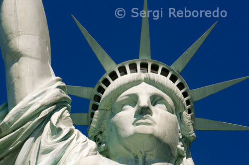 Estatua de la Libertad. Se construyó en Francia gracias a miles y miles de donaciones de particulares y se envió repartido en 350 partes empaquetadas en 214 cajones. En la parte del hall principal, se encuentra la antorcha original que fue sustituida en 1986 por una nueva bañada en oro. La estatua fue diseñada por Frederic-Auguste Bartholdi para, según sus palabras, “glorificar la república y la libertad allí, esperando encontrarla aquí algún día”  y los picos de su corona  simbolizan los siete mares. El acceso a la Isla de la Libertad donde se encuentra la estatua estuvo vetado después del 11-S hasta el 2004 y el acceso a la corona hasta el 2009. «La libertad  iluminando el mundo» (Liberty Enlightening the World), conocida como la Estatua de la Libertad (Statue of Liberty en inglés, Statue de la Liberté en francés), es uno de los monumentos más famosos de Nueva York, de los Estados Unidos y de todo el mundo. Se encuentra en la isla de la Libertad al sur de la isla de Manhattan, junto a la desembocadura del río Hudson y cerca de la isla Ellis. La Estatua de la Libertad fue un regalo de los franceses  a los estadounidenses en 1886 para conmemorar el centenario de la Declaración de Independencia de los Estados Unidos y como un signo de amistad entre las dos naciones. Fue inaugurada el 28 de octubre de 1886 en presencia del presidente estadounidense de la época, Grover Cleveland. La estatua es obra del escultor francés Frédéric Auguste Bartholdi y la estructura interna fue diseñada por el ingeniero Gustave Eiffel.[2]  El arquitecto francés Eugène Viollet-le-Duc, estuvo encargado de la elección de los cobres utilizados para la construcción de la estatua. El 15 de octubre de 1924, la estatua fue declarada como monumento nacional de los Estados Unidos y el 15 de octubre de 1965 se añadió la isla Ellis. Desde 1984 está considerada Patrimonio de la Humanidad por la Unesco.