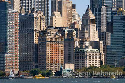 Enormes rascacielos del  frente marítimo de Battery Park y el Muelle A. El muelle A en Battery Park es un edificio construido en 1886 por el Departamento de Muelles y Ferrys, renovado parcialmente aun presenta un estado lamentable, parece que existe un contencioso entre las autoridades y la empresa promotora de su rehabilitación. Este muelle en otros tiempos dio la bienvenida a Amelia Earhart, la reina de Inglaterra y varios jefes de estado. El condado de Nueva York y el distrito de Manhattan tienen los mismos límites (son coextensivos). Como parte de la ciudad de Nueva York, el condado no tiene otras subdivisiones políticas. Ocupa toda la isla de Manhattan, rodeada por el East River, el río Harlem y el río Hudson. También incluye algunas islas más pequeñas como la Isla Roosevelt (antiguamente se llamaba isla Welfare, y anteriormente aún “Isla Blackwell"), la isla U Thant (oficialmente conocida como isla Belmont), y una pequeña porción de la tierra continental norteamericana (Marble Hill) contigua al Bronx. Marble Hill fue originalmente parte de la isla de Manhattan; pero el canal del río Harlem, excavado en el siglo XIX para mejorar la navegación en el río Harlem, lo separó de Manhattan.