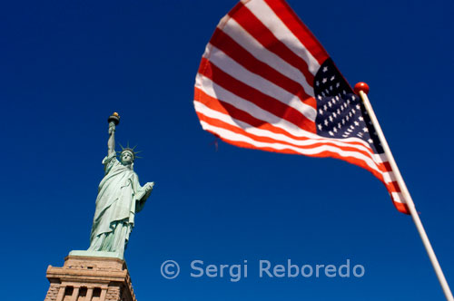 Estatua de la Libertad. Este regalo del pueblo francés para conmemorar el centenario de la Declaración de Independencia de los Estados Unidos fue inaugurado el 28 de octubre de 1886, se construyó a base de 31 toneladas de cobre y tiene una altura de 46 metros desde la antorcha hasta la base. Se construyó en Francia gracias a miles y miles de donaciones de particulares y se envió repartido en 350 partes empaquetadas en 214 cajones. El acceso a la Isla de la Libertad donde se encuentra la estatua estuvo vetado después del 11-S hasta el 2004 y el acceso a la corona hasta el 2009. La bandera  de la ciudad de Nueva York, data de 1915. Está compuesta por tres bandas, de igual tamaño, dispuestas en posición vertical, cuyos colores son azul, blanco y naranja. En el centro, sobre la franja blanca, se encuentra situado el sello de la ciudad, coloreado en su totalidad de azul.