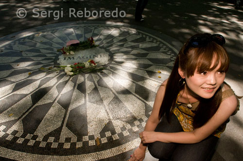 Central Park. Strawberry Fields.  Se trata de un jardín conmemorativo a la persona de John Lennon que fue asesinada mientras se dirigía a su casa a escasos metros de aquí en los aparatamentos Dakota. Además del jardín con más de 150 especies de plantas, en el suelo hay un mosaico circular con la palabra Imagine donado por la ciudad de Nápoles, en el cual los fans y admiradores depositan flores casi a diario. Seguimos minutos más tarde con nuestro paseo con un objetivo: llegar hasta Strawberry Fields, lugar preferido por John Lennon y su esposa Yoko Ono para pasear por el parque. Tras el asesinato de Lennon la ciudad dedicó este terreno a su memoria y lo llamó Strawberry Fields (Campos de Fresas). Yoko Ono se encarga de mantenerlo a través de donaciones. En el centro, un mosaico blanco y negro con la palabra IMAGINE, donado por la ciudad de Nápoles, es el lugar en el que rinden tributo los fieles del cantante. En los jardines se encuentran especies de 161 plantas traídas de todas partes del mundo. Acceso directo desde la calle 72 y Central Park West. Está situado justamente en frente del Dakota, su residencia y donde asesinaron al componente de los Beatles. Ahora un vigilante guarda que nadie se mantenga demasiado tiempo en la puerta de lo que hoy día son apartamentos. Por cierto que Yoko Ono sigue viviendo allí. Sería también la melancolía de Strawberry Fields, lo cierto es que seguimos nuestro camino. Muchos son los edificios representativos de Manhattan. ¡Ah! ¡Lo olvidaba! Volveremos a Central Park y a su zona de la 5ª Avenida. Allí descansan la mayoría de los museos de Manhattan además de los que hay en la parte de Central Park West. Pero eso será otra historia. Antes de cerrar capítulo, quiero yo hablar de otro de los edificios con historia de la isla. Hablo del Flatiron Building que en español tiene la traducción de “edificio plancha”, por tener ese aspecto cuando se observa, también desde lo alto del Empire State Building. La “plancha” se puede ver de cerca si nos acercamos al Madison Square Park. Tiene este edificio una historia muy particular. Se inauguró en el año 1902 y fue el más alto de su tiempo y el primero que instaló en Manhattan ascensores de la marca OTIS. Pero su dueño tenía problemas con el alquiler de los apartamentos por parte de los ciudadanos ya que estos temían que aquello fuera peligroso. Para alquilarlos tuvo que optar por una singular decisión: regalar los primeros seis meses de alquiler. Pasado ese tiempo los inquilinos se mostraban confiados y el dueño podía comenzar entonces a cobrarles la renta. Hoy el Flatiron Building tiene apartamentos en alquiler que pocos pueden permitirse y además, ya no son gratis los seis primeros meses.