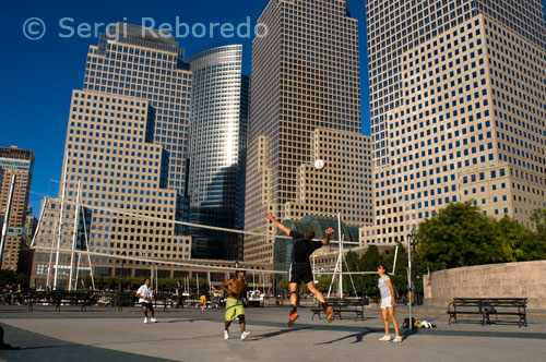 Pistas de balonmano cerca del World Financial Center. En el pasado estaba conectado a las Torres Gemelas por un puente. En su interior alberga unas cuatro torres de oficinas y una zona comercial con tiendas y restaurantes, además de un vestíbulo llamado Winter Garden decorado por 16 palmeras. En la parte que toca al Río Hudson se encuentra un campo público de balonmano en el cual siempre hay gente practicando este deporte. Nueva  York  presume de contar con algunos de los mejores equipos deportivos del país, hectáreas de parques y playas, y complejos deportivos de vanguardia. La ciudad es un caldo de cultivo deportivo y ofrece lo mejor en cuanto a deportes de espectadores. La selección de actividades para los amantes de los deportes al aire libre es también muy completa. El mejor local cubierto para practicar deportes es el ultramoderno Chelsea Piers Sports & Entertainment Complex, unas instalaciones de 12 hectáreas (30 acres) situadas en cuatro muelles restaurados de principios del siglo XX en la calle 23 de West Side Highway, junto al río Hudson. El complejo cuenta con todo tipo de instalaciones, desde un rocódromo para escalar hasta una pista de patinaje en línea. 