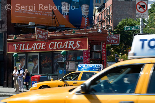 Letreros en la esquina de Christopher Street y la Séptima Avenida en el barrio de Greenwich Village. Los neoyorquinos lo llaman “The west village”, y en verdad parece justamente eso, un pueblo de las afueras de una gran urbe. Aquí los rascacielos han dejado paso a las viviendas de muy poquitas plantas. Además, aquí es donde está situada la Universidad de Nueva York y el hogar de muchos estudiantes que han desplazado a todos los artistas, escritores y bohemios que vivían aquí. En la zona más propiamente de West Village algunos famosos se han instalado en lujosos apartamentos alejados de todo el stress. Además, otro aliciente para algunos, es que siempre ha sido la zona gay de moda. Es uno de los escenarios de la serie Friiends.  La mayoría de las localizaciones de exteriores que aparecen en la serie están situados en un barrio de Nueva York llamado Greenwich Village. Los neoyorquinos llaman a este barrio familiarmente "The Village", y es que al principio era eso, sólo un pueblo, y aun hoy se nota ese origen en el trazado de sus calles, con pequeños callejones y patios ajardinados. Es un barrio bohemio, de escritores y artistas, también lo visitan mucho los jóvenes, debido a la cercanía de la New York  University. Se anima por las noches con cafés que abren hasta altas horas de la mañana y clubes musicales.