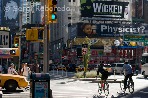 Cruce de calles en Midtown West y Theater District en Broadway Street a la altura de la 50 Street. En una de las plantas por encima del centro comercial, se encuentra una sala de conciertos de Jazz reciente, Dizzy’s Club Coca Cola, en la que merece la pena pasar una velada. La sala es preciosa con un frente acristalado que da a Central Park y desde donde observas las luces de la ciudad mientras disfrutas de buena música. Muy neoyorkino. Desde Columbus, nos queda por mencionar el famoso Canergie Hall. Una de las salas de conciertos más importantes de la ciudad. Se encuentra en la séptima avenida y la calle 57. Su exterior es interesante pero su interior, es realmente digno de ver. Por último señalar que si queremos dejar un poco de lado el Manhattan poblado de turistas y adentrarnos en algo un poco más auténtico, sólo tenemos que avanzar una avenida hacia el río Hudson. Si en lugar de subir por la avenida novena, desde la 42, lo hacemos por la décima, nos daremos cuenta que el paisaje local ha cambiado por completo. Aquí, aunque menos, también encontramos algunos restaurantes pero, sobre todo, un vecindario mucho más auténtico. Sólo una manzana y parece que aquí aún no han llegado los turistas y el ritmo es otro. Aunque todos lo somos, hay que reconocer que siempre llevamos dentro la sensación de poder ver o experimentar aquellos espacios y lugares hasta donde no todos llegan. Ciclismo urbano en Nueva York. El ciclismo  urbano  consiste en la utilización de la bicicleta  como medio de transporte urbano, generalmente para distancias cortas. Debido a la proliferación del automóvil  a partir de la Segunda Guerra Mundial, que provocó la paulatina congestión del tráfico urbano y la invasión del espacio público, la bicicleta se ha convertido en una de las principales alternativas para mejorar la habitabilidad de la ciudad. Algunos de los países que utilizan el ciclismo urbano como medio de transporte importante son India , China, Cuba y es común en muchos países de Europa. sobre todo en Holanda,[1]  Dinamarca[2]  y Francia. La bicicleta es probablemente el medio de transporte urbano más común en todo el mundo, y el segundo después el transporte a pie. Se desconoce el número de bicicletas que hay en todo el mundo, pero queda claro que se producen significtivamente (alrededor del doble) más bicicletas que automóviles.