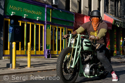 Si alguna cosa caracteriza a este barrio es que es el más bohemio y hippie de todo Nueva York. En estas calles tuvo Madonna su primera casa, la famosa fotógrafa documentalista Nan Goldin fotografió de manera ejemplar el estallido del movimiento punk y los inicios devastadores del SIDA e incluso alguna fachada ha servido para portada de uno de los discos de Led Zeppelín. Un crisol de culturas formadas por judíos, alemanes, irlandeses, rusos, ucranianos e hispanos que emigraron aquí a principio del siglo XX también han dejado su legado cultural en forma de iglesias, restaurantes y edificios.  Los espectaculares: La empresa Confederate Motor Company presentó estas motos que parecen sacadas de una película de Mad Max, hechas de titanio y fibra de carbono. Los precios de estos pequeños monstruos rondan los 100.000 o 110.000 dólares y gente como Brad Pitt tiene la suya.