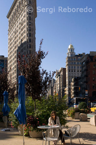 Flatiron Building. Entre 22nd St. y la 23rd St. y entre Broadway y la 5th Ave. Uno de los edificios más emblemáticos de la ciudad de Nueva York es el edificio Fuller, más conocido como edificio Flatiron. Fue construido en 1902, y durante unos años fue uno de los rascacielos más altos de Nueva York. Situado junto al parque Madison Square, en el cruce de Broadway con la 5ª Avenida, el Flatiron es un edificio muy característico debido a su planta en forma de cuña. El nombre original del edificio es Fuller, en honor al fundador de la empresa constructora que hizo posible la obra, fallecido dos años antes de su finalización. Heredó el apodo de Flatiron del bloque en el que fue construído (Flatiron Block), cuya forma es muy similar a la de la base de una plancha de la época. Merece la pena acercarse a Madison Square y ver este edificio, cuya fachada en su ángulo más agudo apenas llega a los 2 metros de grosor. Está a unos 10 minutos andando desde el Empire State Bulding, yendo hacia el sur por la 5ª Avenida. El primer rascacielos de Nueva York fué el edificio Flatiron. A primera vista está claro que no pasa inadvertido, y supongo que esto ha influido en el hecho que aparece en bastantes películas y fotografías de esta ciudad. Hace años, cuando ver un tobillo de una mujer era algo casi prohibido, los hombres se ponían en las calles a ambos lados del edificio, ya que éste hacía un efecto túnel con el viento, y provocaba que las faldas se levantaran.