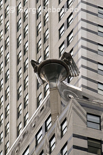 Edificio Chrysler Building en Lower Midtown.  405 Lexington Ave esquina 42nd Street. Este rascacielos de 319 es también un símbolo de la ciudad y un magnífico ejemplo del estilo arquitectónico Art Deco. Fue diseñado en 1930 por William Van Alen para ser el centro de operaciones de la marca automobilísica Chrysler, siendo el edificio más alto del mundo durante unos meses, hasta la construcción del Empire State. La decoración de la torre está basada en los tapacubos que la marca utilizaba en ese momento. Las gárgolas del piso 61 tienen forma de águila y en las esquinas de la planta 31 hay unas réplicas de las tapas que se colocaban en los radiadores de los automóviles. La aguja colocada en la cúpula del edificio, conocida como vertex, fue un secreto hasta que se colocó a través de un falso techo ganando así casi 61 metros de altura, suficientes como para superar en altura a su rival, el Banco de Manhattan situado en el número 40 de Wall Street. Van Alen nunca cobró la factura por la construcción del edificio al ser acusado por la empresa de cobrar comisiones y sobornos de los contratistas adjudicados en la obra. En los año 20, tras la Primera Guerra Mundial, se produjo una gran expansión de la economía en Europa y Estados Unidos que estuvo acompañada de la necesidad de nuevos edificios. A mediados de los años 20, el constructor y promotor William H. Reynolds comenzó a planear la construcción de un rascacielos en un solar de la Calle 42 y la Avenida Lexington. Reynolds confió el proyecto a William Van Allen, un arquitecto de Brooklyn que, como Reynolds, carecía de experiencia en edificios de altura. Hasta entonces, el proyecto sólo eran bocetos hasta que Walter Percy Chrysler, dueño de la empresa de automóviles Chrysler, se interesó en este edificio y en 1928 dio luz verde para su construcción costeando los 15 millones de dólares del presupuesto. Las obras comenzaron en otoño de 1928 con la excavación para los cimientos sacando más de 38.500 metros cúbicos de tierra y roca. Un mes después se inició la colocación de los cimientos de hormigón y acero. Cada pilar de los cimientos pesa 35 toneladas y puede soportar 10 veces su peso. El edificio se fue construyendo a una gran velocidad, con un promedio de 4 plantas a la semana. El esqueleto de la cúpula está hecho de vigas de acero curvadas. Las paredes interiores de la cúpula son de ladrillo pero el exterior está revestido de un tipo de acero inoxidable llamado Nirosta. Nadie había utilizado este tipo de acero para esa finalidad y fue el propio Walter P. Chrysler quien eligió este material por sus propiedades inoxidables y su calidad uniforme homogénea que no necesita ningún tipo de mantenimiento. Las planchas de acero eran manipuladas en un taller instalado a este efecto dentro del propio edificio. Después los techadores las colocaban en su sitio, las soldaban y sellaban con plomo blanco. En total se utilizaron 30 toneladas de acero Nirosta en el techado y en otros ornamentos del edificio como las águilas. Las águilas son uno de los elementos del edificio que más destacan. Hay ocho en total, dos en cada esquina, y están diseñadas por Chesley Bonestell un delineante amigo de Van Allen. Las águilas fueron esculpidas en planchas de acero Nirosta en un taller aparte y después instaladas en el edificio sobre unos pedestales de hierro.