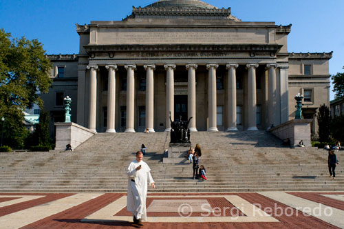 Columbia University. 2960 Broadway esquina con la 116th Street, (visitor center: 213 de Low Memorial Library lun-vie   9am-5pm). Telf 212-854-1754. Esta universidad privada, una de las más antiguas de la ciudad, se encuentra entre las mejores del mundo, sobretodo en el terreno de la investigación médica y científica. El Campus fue construido en 1897, y en la actualidad miles de alumnos pasan por sus aulas anualmente. De aquí han salido 49 premios Nobel, una cifra de la cual no todas las universidades pueden alardear. La explanada del campus es un lugar tranquilo donde los alumnos campan a sus anchas y en la cual destaca la antigua bibilioteca Low Library, a la que se accede mediante una amplia escalinata en cual yace la estatua de Alma Mater. La Universidad  de Columbia  fue fundada en 1754 por el Rey Jorge II de Inglaterra, convirtiéndose con ello en la institución más antigua de la ciudad de Nueva York, y la quinta del EE.UU. Desde sus orígenes la universidad se ha posicionado a la cabeza de las mejores instituciones académicas y de investigación del mundo, destacando en disciplinas como la medicina, la ciencia, el arte y las ciencias humanas. Además, Columbia  ha jugado un papel muy importante para el desarrollo de la ciudad de Nueva York, participando en numerosas instituciones culturales, artísticas y gubernamentales. Al igual que en todas las universidades norteamericanas, los estudiantes tienen la posibilidad de practicar gran variedad de deportes en las instalaciones de la universidad. Muchos de estos deportes tienen un equipo que participa en la liga estatal interuniversitaria, defendiendo los colores de los Leones de Columbia. En su página oficial podrás estar informado del calendario de las competiciones, así como los resultados de los enfrentamientos anteriores.