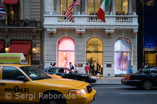 Escaparate de la tienda de Versace en la Quinta Avenida. Lujosas tiendas son sinónimo de la Quinta Avenida y sobretodo en este tramo desde la 48th Street hasta la 59th Street en Central Park. En 1917, Cartier compró la mansión del banquero Morton Plant a cambio de un collar de perlas, iniciando una moda a la que seguirían el resto de empresas comerciales como Tiffany, Versace, Luis Vuitton, y Armani, entre muchas otras. Es el enclave elegido de los hoteles de más prestigio como el Plaza o el Waldorf-Astoria. Además, algunas empresas prestigiosas también tienen su sede aquí como es el caso de IBM, General Electric o Apple. En 1862 Caroline Schermerhorn Astor construye su mansión en la confluencia de la calle 34. Posteriormente construye el Hotel Waldorf-Astoria, en el lugar donde hoy está el Empire State Building, iniciando así la tendencia comercial de esta calle. En la actualidad es una de las principales arterias de Manhattan, repleta de pisos de lujo y mansiones históricas, análogo siempre de opulencia y exclusividad. Las tiendas de moda y complementos más fashión del mundo están casi obligadas a tener un escaparate en este trozo de calle comprendido entre la 48th y la 59St. Tiffany, Versace, Cartier, Prada, Gucci, Dior, Louis Vuitton e incluso la española Zara, cuentan con una tienda en estos dominios. El precio del metro cuadrado es el segundo mayor del planeta, después de la calle Sloane de Londres.  La diseñadora Donatella Versace se encuentra en una clínica de desintoxicación para superar una supuesta adicción a la cocaína, según ha informado «The New York Post». De acuerdo con el tabloide, la hermana del desaparecido Gianni Versace libra una batalla contra la droga desde hace años, pero es ahora cuando ha salido a la luz pública. El rotativo, que cita fuentes anónimas de Versace, señaló que «la familia ve esto como un asunto privado y esperamos que la prensa lo respete como tal».  Donatella, de 49 años, se encuentra ingresada en un centro de Nueva York pero, según manifestaron ayer fuentes de la firma italiana a ABC, «no es para librarse de ninguna adicción, sino para someterse a una cura de reposo». Federica Quaia, de Barabino & Partners, la empresa que se encarga de la comunicación de la casa Versace en Milán, aclaró que la diseñadora se encuentra «muy estresada», por motivos relacionados con su trabajo, «por lo que decidió permanecer internada en esta clínica -de la que no facilitó el nombre-, durante un mes», agregó. «Sí que se trata de un asunto privado, pero no sufre ninguna adicción», insistió. 