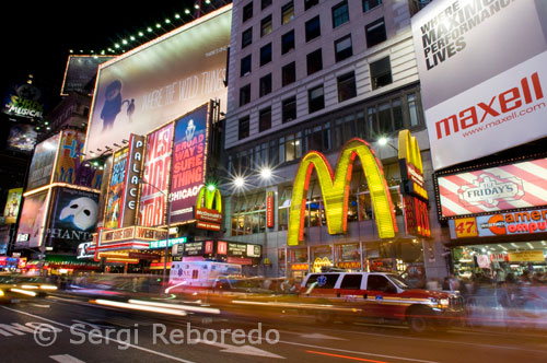Times Square. 1560 Broadway, entre 46th y 47th Street. Telf 212-869-5667 (8:00 a 20:00). Casi treinta millones de visitantes al año pasan por esta zona de Manhattan, y la mayoría lo hace de noche, que es cuando muestra todo su esplendor. Inmensas televisiones y cientos de carteles luminosos publicitan todo tipo de productos y espectáculos al son de los taxis amarillos que pasan a toda velocidad. Se llama así porque las oficinas del New York Times se ubicaron aquí en 1904. Hubo un época en que la prostitución, droga y delincuencia eran sinonimo de Times Square,  hoy en día se ha convertido en centro cultural de la ciudad, lleno de teatros, auditorios, hoteles y restaurantes de lujo. Es el lugar donde acude todo el mundo a celebrar el fin de año desde hace más de 10 décadas. El alcalde y alguna celebridad pulsan un botón de cristal y una bola geodésica de 12 metros de diámetro iluminada por 32256 leds empieza a descender durante el último minuto del año.  Times  Square  es uno de los puntos neurálgicos de la ciudad de Nueva York. Esta plaza debe su nombre al diario The New York Times. Dicho diario organizó la primera fiesta de año nuevo en dicha ubicación, celebración que posteriormente se ha convertido en una de las estampas más mediáticas del año nuevo en todo el mundo.   Lo transitado de este enclave, por el que se calcula que pasan en torno a 25 millones de personas al año, hace que hayan proliferado en ella todo tipo de reclamos publicitarios, que a dia de hoy son la principal seña de identidad de este punto de la ciudad.  En ocasiones hemos oido llamar a Nueva York “La ciudad que nunca duerme”, aunque a buen seguro los que estaríamos toda la noche sin dormir seríamos los aficionados a los rascacielos, embobados con la iluminación de los edificios y sus siluetas en constraste con la oscuridad del cielo.