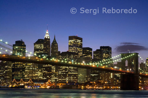 El Puente de Brooklyn es uno de los puentes en suspensión más antiguos de Estados Unidos. Tiene una longitud de 1.825m y conecta los barrios neoyorquinos de Manhattan y Brooklyn. La construcción del puente se inició en 1870 y se abrió al público el 24 de Mayo de 1883, usándolo ese día 1.800 vehículos. Actualmente pasan por él una media de 145.000 cada día. El Puente de Brooklyn ha aparecido en numerosas escenas de películas, como Superman: el Retorno, Deep Impact, Los 4 Fantásticos, Gangs of New York, etc. Desde Manhattan, un buen lugar para contemplar el Puente de Brooklyn es el South Street Seaport (Puerto de la calle Sur), donde se encuentra el Pier 17, una zona de entretenimiento y bares, lo que propicia disfrutar de su característico estilo arquitectónico gótico de sus imponentes pilares desde una terraza, tomando una cerveza. También es aconsejable cruzar el puente hacia el lado Brooklyn para llegar al parque (Empire Fulton Ferry State Park) situado a orillas del rio Sur, bajo el mismo puente. Las vistas del puente desde este parque nos recuerdan la oscarizada película de Woody Allen, Manhattan. Y ya desde aquí, y si tenemos ganas y fuerza, podemos cruzar el puente a pie, por su paseo peatonal, y así disfrutar de grandes vistas de Manhattan y Brooklyn. En cualquier caso, uno de los mayores méritos de este puente emblemático de Nueva York es permanecer erguido. O lo que es lo mismo, el no haberse derrumbado por el azote de los temporales, como les ha ocurrido a muchos otros puentes de Nueva York construidos con posterioridad.  Desde Manhattan, un buen lugar para contemplar el Puente de Brooklyn  es el South Street Seaport (Puerto de la calle Sur), donde se encuentra el Pier 17, una zona de entretenimiento y bares, lo que propicia disfrutar de su característico estilo arquitectónico gótico de sus imponentes pilares desde una terraza, tomando una cerveza.  También es aconsejable cruzar el puente hacia el lado Brooklyn  para llegar al parque (Empire Fulton Ferry State Park) situado a orillas del rio Sur, bajo el mismo puente. Las vistas del puente desde este parque nos recuerdan la oscarizada película de Woody Allen, Manhattan. Y ya desde aquí, y si tenemos ganas y fuerza, podemos cruzar el puente a pie, por su paseo peatonal, y así disfrutar de grandes vistas de Manhattan y Brooklyn. En cualquier caso, uno de los mayores méritos de este puente emblemático de Nueva York es permanecer erguido. O lo que es lo mismo, el no haberse derrumbado por el azote de los temporales, como les ha ocurrido a muchos otros puentes de Nueva York construidos con posterioridad.