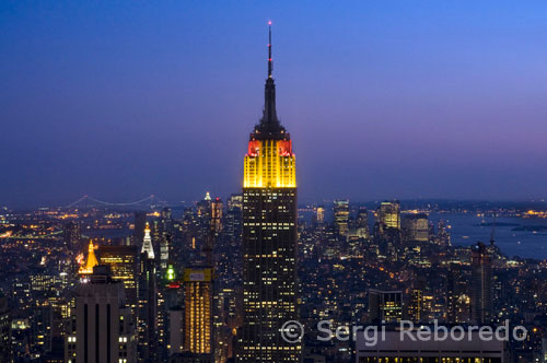 Empire State Building visto desde el Top of the Rock del Rockefeller Center. 350 Fifth Ave esquina 34th St. El Empire State es el edificio más famoso y querido de Nueva York. Fue inaugurado el 1 de mayo de 1931 por el presidente Hoover, quien activó las luces del edificio desde Washington. Durante 40 años ostentó el título de edificio más alto del mundo, perdiéndolo tras la construcción de las Torres Gemelas del World Trade Center. El Empire State ocupa el mismo terreno en el que estaba ubicado el primer Waldorf-Astoria Hotel, que fue vendido en 1928 por su propietario, John Jacob, Jr, a John Jakob Raskob, fundador de General Motors. Las obras del edificio comenzaron en marzo de 1930 y fueron dirigidas por Shreve, Lamb & Harmon Associates. Se construyó a una gran velocidad, con un promedio de 4.5 pisos a la semana, completándose en un año y 45 días. Mide 443.2 metros de altura, incluyendo la antena de 62 metros, y tiene 102 pisos. La base de la antena se proyectó como amarre para dirigibles, pero la idea tuvo que abandonarse tras dos intentos fallidos de amarre que estuvieron a punto de provocar un accidente. El edificio se construyó en plena crisis económica, lo que le afectó gravemente en el arrendamiento de las oficinas, ocupándose tan sólo el 25 por ciento de ellas en su apertura y ganándose el apodo de "Empty State Building". La recuperación económica del país no se produjo hasta la década de los 40, momento en el que los despachos del Empire State comenzaron a llenarse. En los años 50, fue vendido en tres ocasiones firmándose contratos de arrendamiento a largo plazo, asegurándose de esta manera la ocupación del edificio.2620: Chelsea y Garment District. Worth Monument.  5th Avenue y Broadway St. Esta estatua en forma de obelisco se construyó en 1857 para mostrar el lugar exacto donde está enterrado el general William Worth que luchó en la guerra contra México de mediados del siglo XIX.  Películas relacionadas:    Tú y yo      Annie Hall      Cualquier miércoles      Locos de abril      Todas las mujeres quieren casarse      Auntie Mame      Bachelo   partment      Bola de fuego      Me enamoré de una bruja      Mujeres frente al amor      Big City      Big City Blues      Semilla de maldad       Los conflictos de papá      Melodias de Broadway      Una bruja en Nueva York      El ídolo de barro      Charlie Chan en Broadway      Hablan las campanas      La jungla humana      Papá piernas largas      Brigada 21      Desfile de Pascua      Donde la ciudad termina      FBI contra el imperio del crimen      Un loco maravilloso      El valle del arco iris      Footlight Serenade      Cuidado con el mayordomo      Contra el imperio de la droga      ¿Qué diablos pasa aquí?      Una cara con ángel      French Line      Bestias de la ciudad      Ellos y ellas      Un sombrero lleno de lluvia      Cómo triunfar sin dar golpe      Esta mujer es mía      Independence Day      Siempre hace buen tiempo      Ivory Ape      Estirpe indomable      King Kong      Klute      Kramer contra Kramer      El último gran héroe      Law & Disorder      Amores con un extraño      Lullaby of Broadway      Brigada homicida      El hombre del traje gris      Manhattan Manhattan      El enemigo público número 1      La luna es azul      Un mayordomo aristócrata (Remake)      Mi hermana Elena      New York Confidential      New York, New York      New York Town      Historias de Nueva York      Con la muerte en los talones      La reina de Nueva York      Un día en Nueva York      La ley del silencio    El prestamista      Demasiados secretos para un hombre solo      El prisionero de la Segunda Avenida      Rock Around the Clock      Saboteur      Safety First      Saint in New York      Serpico      Los implacables patrulla especial 7      Shaft      El límite es el cielo      Matanza en la Décima Avenida      Algo para recordar      So This is New York      Seamos optimistas      La calle      Un domingo en Nueva York      Superman II      Noches de la ciudad      Taxi Driver      Cuando Harry encontró a Sally      Who Done It      World of Henry Orient      World Flesh & Devil      ¡Viva la vida!