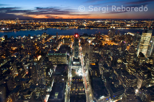 Vistas aéreas de los rascacielos y del Río Hudson desde el Top of The Rock en el Rockefeller Center. La planta de observación incluye tres niveles inferiores reformados y tres superiores albergados en el corazón arquitectónico de 79 plantas del Rockefeller Center, 30 Rockefeller Plaza. La planta de observación se abrió al público por primera vez en 1933. Tisman Speyer, la ha reformado por completo, por lo que supone un lugar incomparable para entender y conmemorar la Ciudad de Nueva York. Top of the Rock abre todos los días de 8:30 AM hasta media noche. La lanzadera al cielo realizará su último recorrido a las 11pm de cada noche. Los precios iniciales de las entradas son de 14 dólares para adultos, 12 dólares para la tercera edad y de 9 dólares para niños de 6 a 11 años.  Los distintos niveles de Top of the Rock ofrecen características punta, tales como entradas con horario reservado (reduciendo las largas filas o las grandes multitudes), exposiciones multimedia, una superficie totalmente interior de observación, y paneles de seguridad de cristal que permitirán las vistas panorámicas sin ningún tipo de obstáculos visuales, abarcando algunos de los puntos más prominentes de la ciudad, desde el Edificio Chrysler, hasta la Estatua de la Libertad, pasando por el Central Park en su totalidad y los ríos Hudson e East.  El Observatorio del Centro Rockefeller fue diseñado originalmente para evocar las cubiertas superiores de un gran trasatlántico de 1930. Históricamente, la planta 70 fue decorada con sillas de cubierta, elementos de cuello de cisne, y grandes respiraderos con la intención de simular las chimeneas de la cubierta de un barco. La restauración del siglo XXI incluye piedra caliza aserrada y paneles de flor de lis de aluminio fundido, además de otros elementos artísticos y arquitectónicos. Tishman Speyer Properties contrató a la firma de arquitectos Gabellini Associates LLP para lograr el diseño y rejuvenecimiento del observatorio, asegurando que la integridad histórica del lugar permaneciera. La visión de Gabellini incluye la mezcla de formas contemporáneas con referencias a la tradición Art Deco del edificio de 1930.