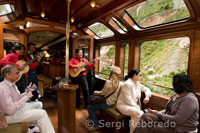 Vagón mirador amenizado por músicos y bailarines con trajes típicos en el tren Hiram Bingham de Orient Express que cubre el trayecto entre Cuzco y Machu Picchu. 